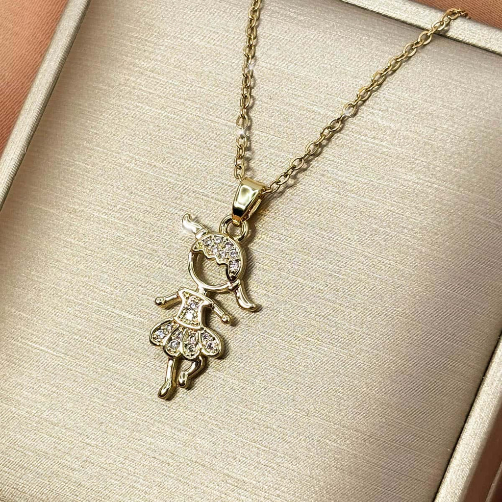 Goldene Kette mit Anhänger in Form eines tanzenden Mädchens, seitliche Ansicht von rechts.