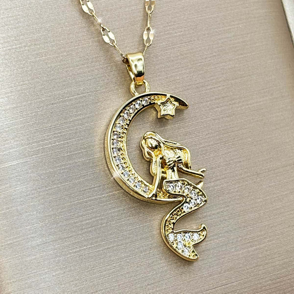 Goldene Damen Edelstahl-Halskette mit Meerjungfrau-Anhänger Seitenansicht von links.