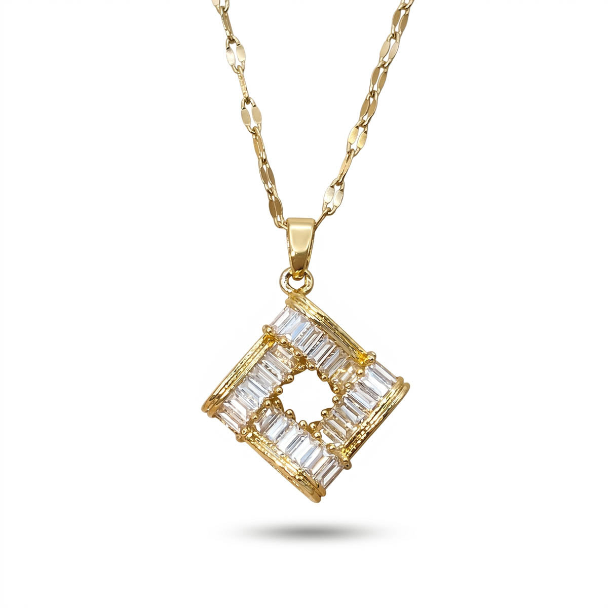Damen Halskette mit quadratisch gedrehter Raute im geometrischen Design und Zirkonia-Streifen, Hauptfoto weißer Hintergrund.
