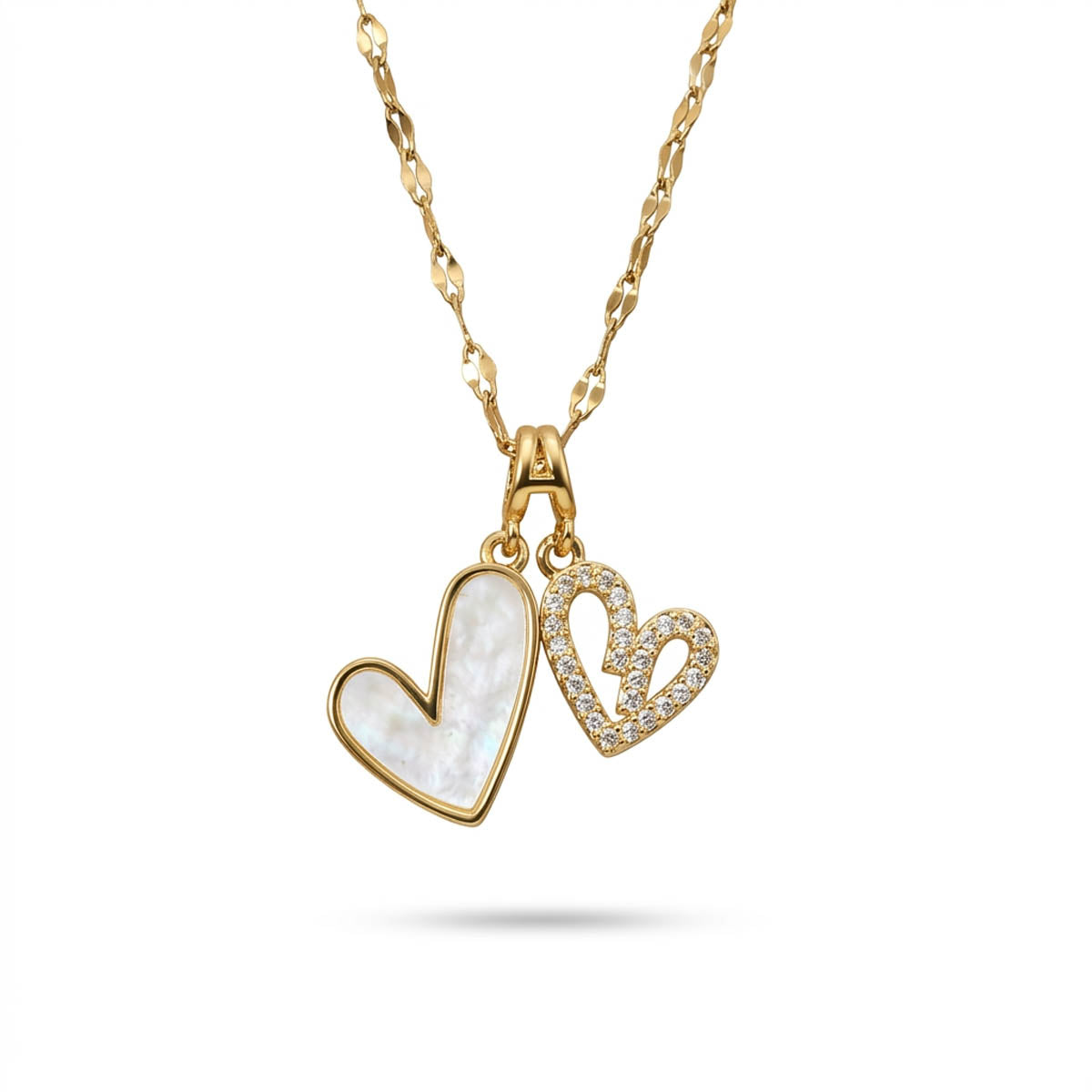 Damen Halskette mit zwei Herz-Anhängern, ein Herz in edler Perlmutt-Optik und ein Herz im Cut-Out-Design mit glitzerndem Zirkonia Besatz, Hauptfoto.