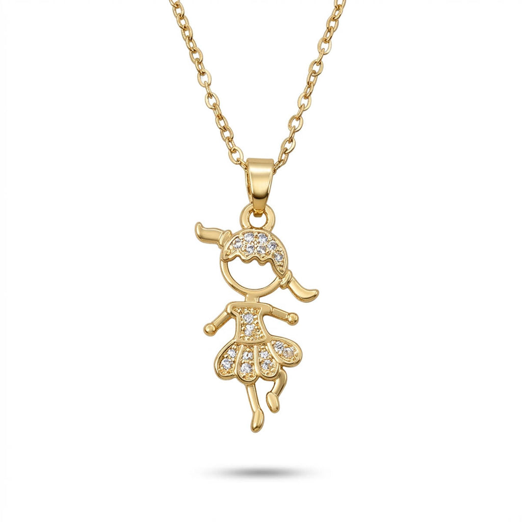 Goldene Kette mit Anhänger in Form eines tanzenden Mädchens mit Kleid, Studiofoto auf weißem Hintergrund.