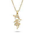 Goldene Kette mit Anhänger in Form eines tanzenden Mädchens mit Kleid, Studiofoto auf weißem Hintergrund.
