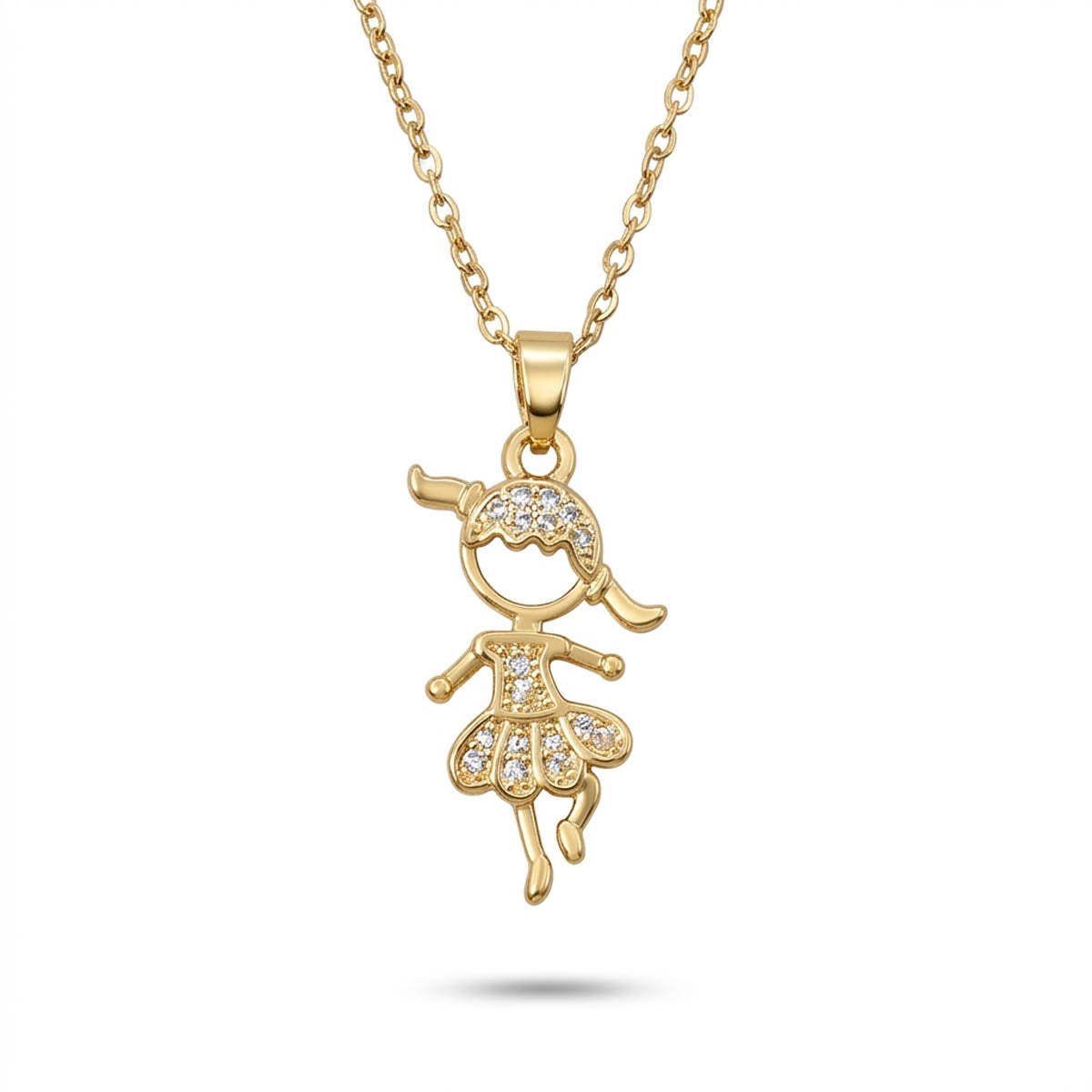 Goldene Kette mit Anhänger in Form eines tanzenden Mädchens mit Kleid, Studiofoto auf weißem Hintergrund.