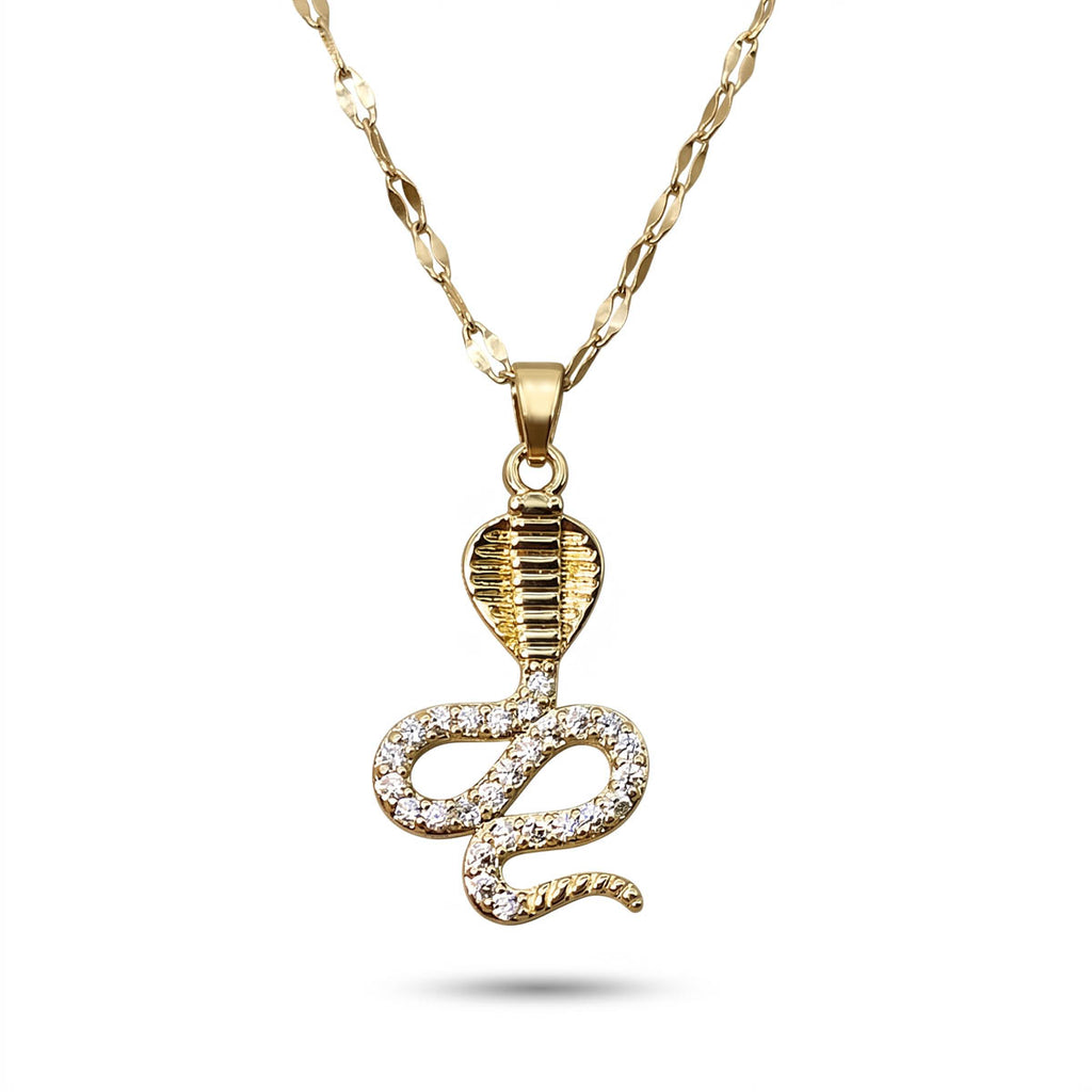 Goldene Damen Halskette mit geschwungenem Schlangen-Anhänger im Kobra-Design und Besatz, Weißer Hintergrund.