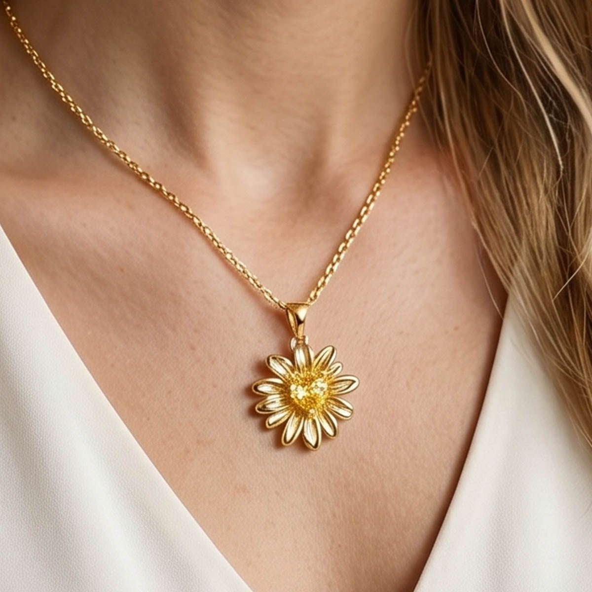 Damen Halskette mit einem Sonnenblumen Anhänger am Hals eines Models getragen.