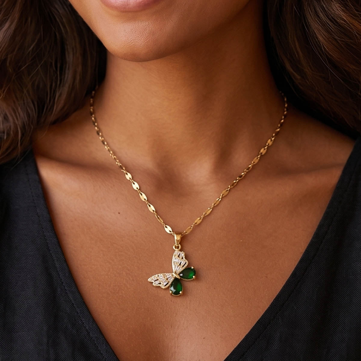 Damen Halskette mit einem grünem Zirkonia Schmetterling Anhänger am Hals eines Models getragen.
