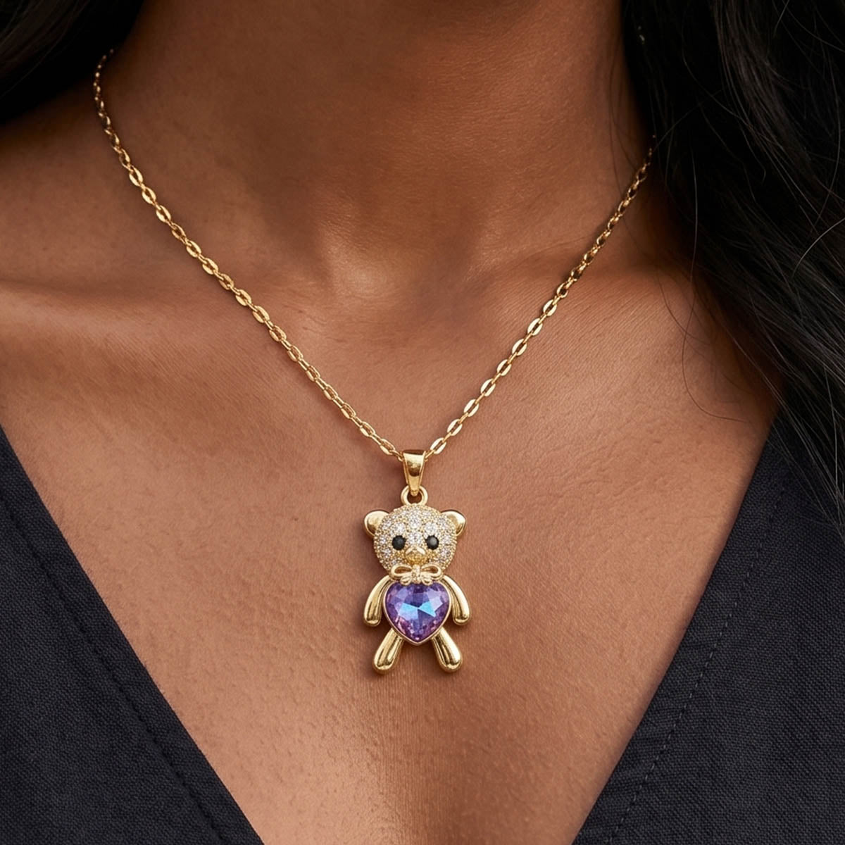 Damen Halskette mit einem Teddybär Anhänger am Hals eines Models getragen.