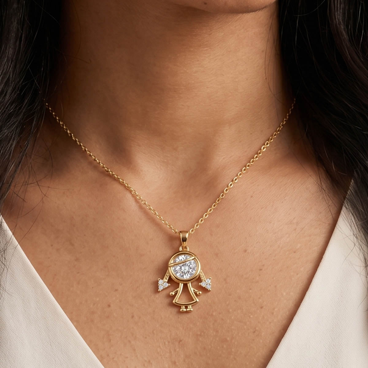 Goldene Edelstahl Damen Halskette mit einem Mädchen Anhänger am Hals eines Models getragen.