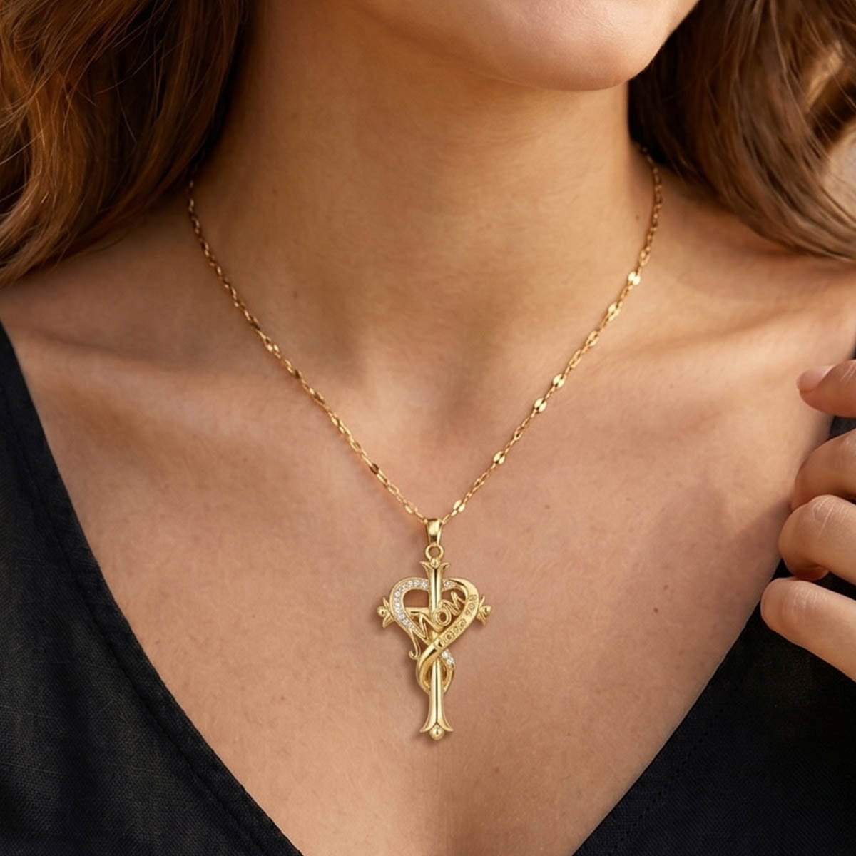 Goldene Edelstahl Halskette mit einem Kreuz  Anhänger am Hals eines Models getragen.