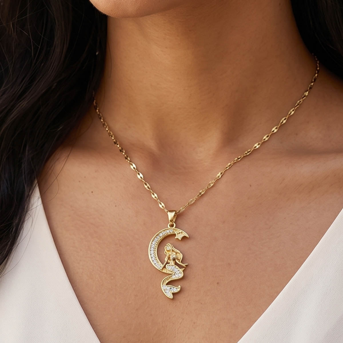 Goldene Edelstahl-Halskette mit Meerjungfrau-Anhänger am Hals eines Models getragen.