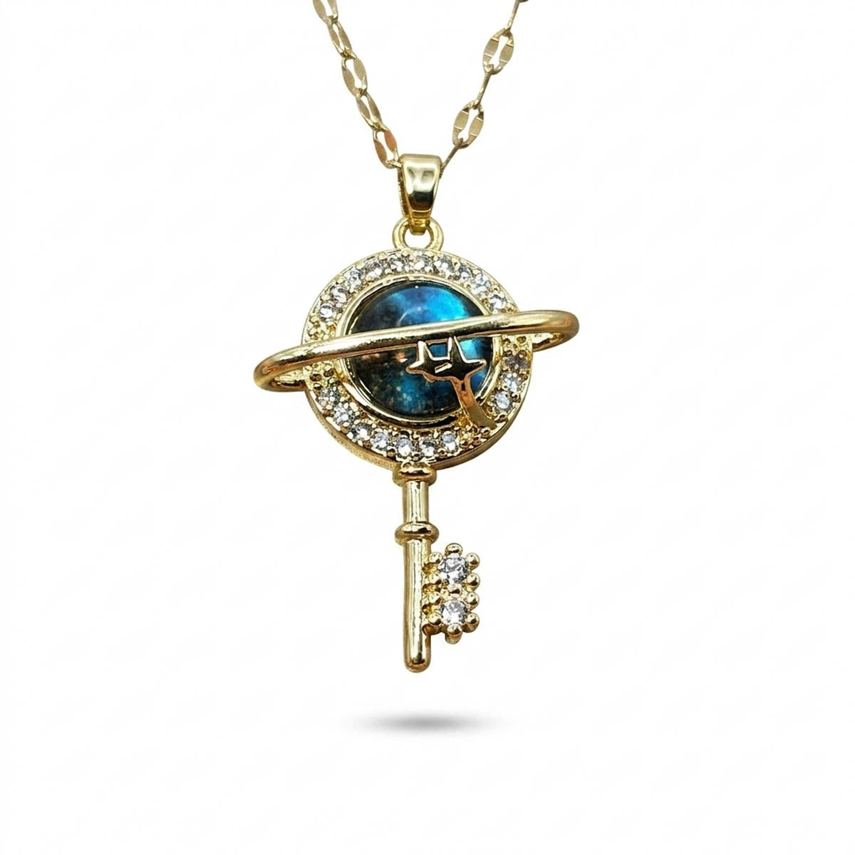 Damen Halskette mit filigranem Schlüssel-Anhänger, integriertem Saturn-Planeten und funkelnden Zirkonia-Steinen, Weißer Hintergrund Hauptfoto.