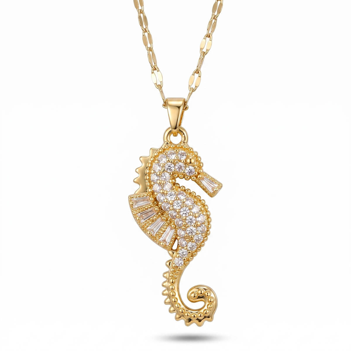 Goldene Kette mit detailreichem Seepferdchen-Anhänger, besetzt mit weißen Zirkonia-Kristallen, Weißer Hintergrund.