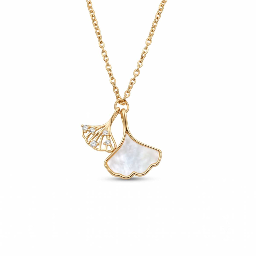 Goldfarbene Edelstahl-Halskette für Damen mit zwei Ginkgoblatt-Anhängern, verziert mit einem hellen Inlay und feinen Zirkonia-Akzenten, Hauptfoto