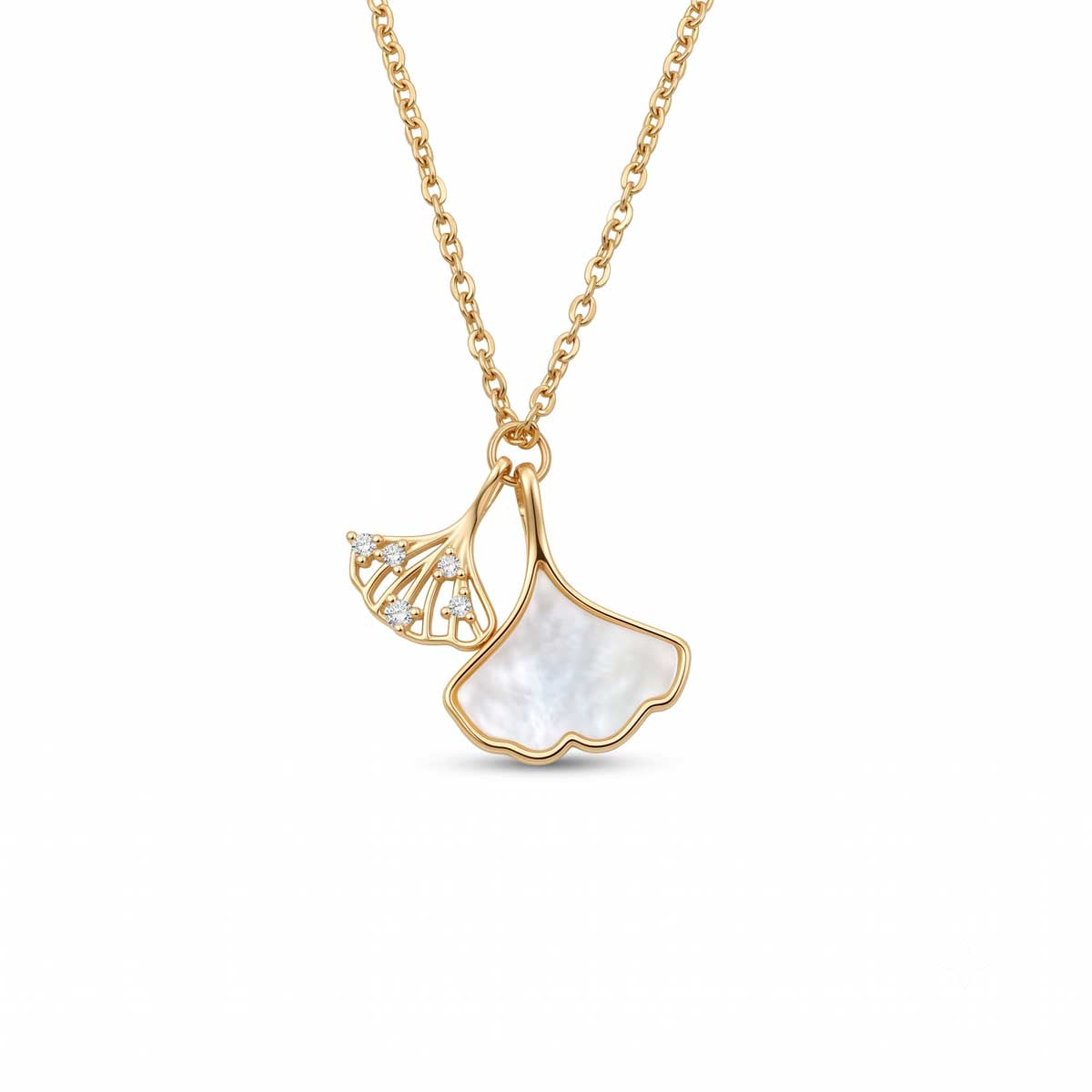 Goldfarbene Edelstahl-Halskette für Damen mit zwei Ginkgoblatt-Anhängern, verziert mit einem hellen Inlay und feinen Zirkonia-Akzenten, Hauptfoto