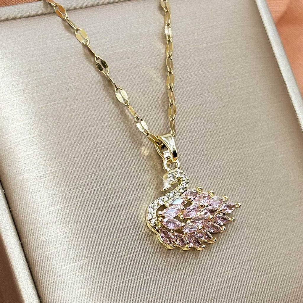Goldfarbene Damen-Halskette aus Edelstahl mit einem detailreichen Schwan-Anhänger, elegant besetzt mit rosa und weißen Zirkonia-Steinen, Nahaufnahme