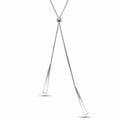 Silberfarbene Damen-Halskette aus Edelstahl im minimalistischen Y-Design mit verstellbarer Perle und zwei hängenden, geometrischen Dreiecks-Elementen, Hauptfoto