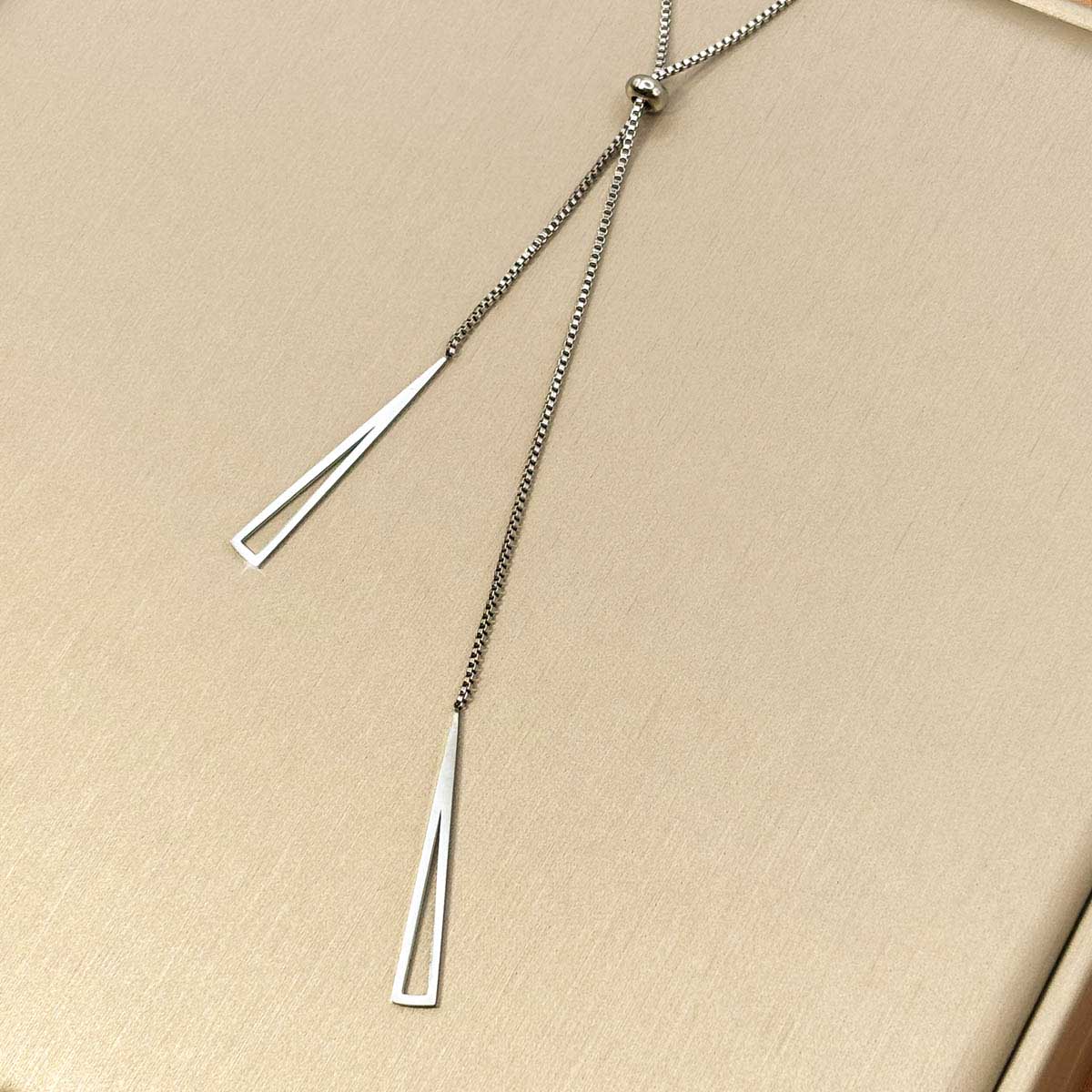 Silberfarbene Damen-Halskette aus Edelstahl im minimalistischen Y-Design mit verstellbarer Perle und zwei hängenden, geometrischen Dreiecks-Elementen, Nahaufnahme.