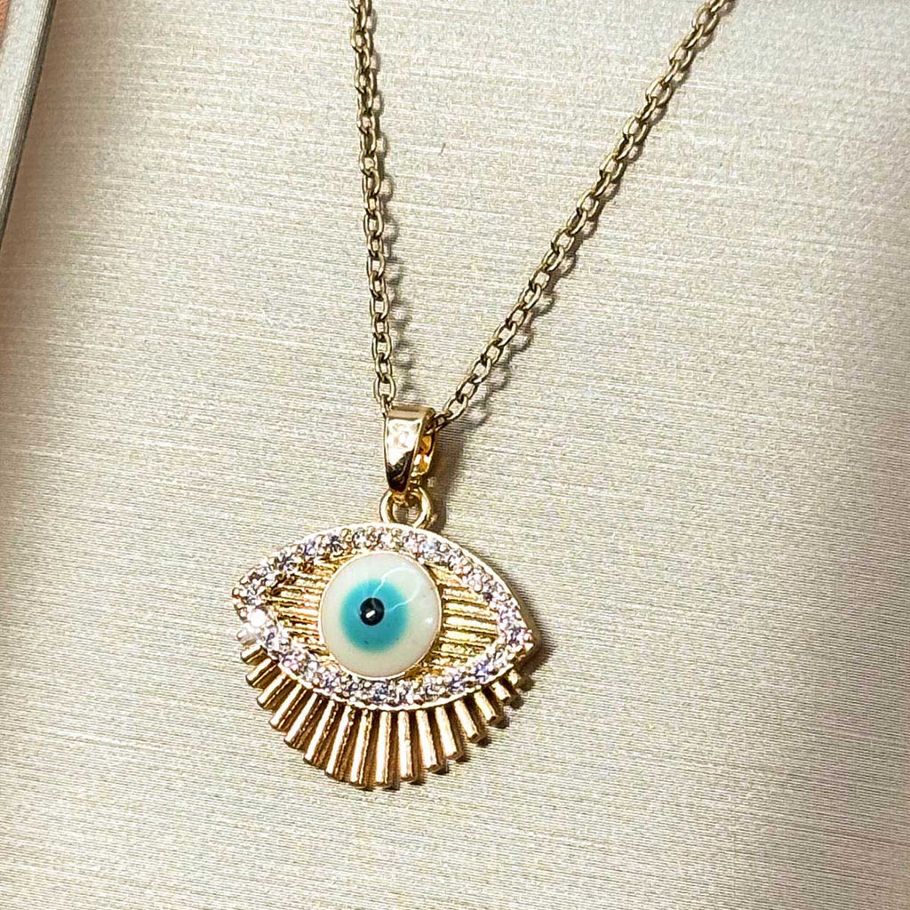 Goldfarbene Edelstahl-Halskette für Damen mit einem detaillierten Nazar-Auge-Anhänger, umrahmt von einer funkelnden Zirkonia-Spur und feinen Strahlen, Vorderansicht.