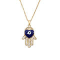 Goldfarbene Edelstahl-Halskette für Damen mit einer hängenden Hand der Fatima, besetzt mit blauem Herz und Zirkonia, Hauptfoto.
