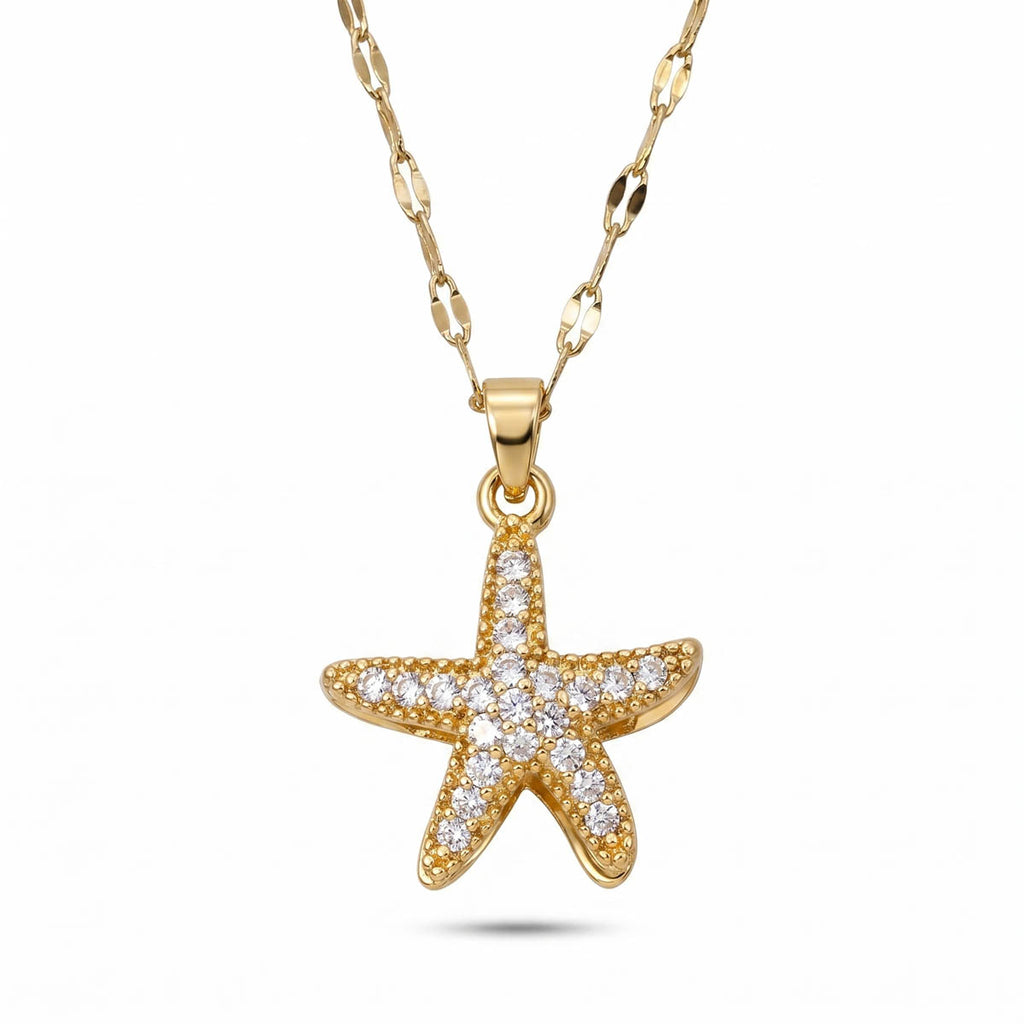 Goldene Halskette mit maritimem Seestern-Anhänger und funkelnden Zirkonia-Steinen, Detail-Aufnahme.