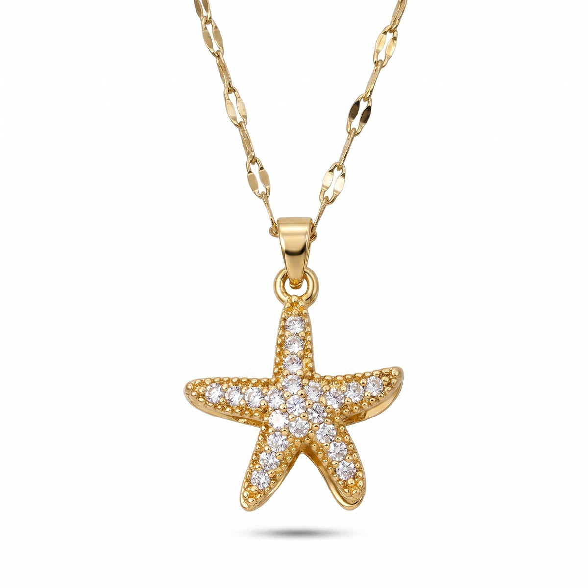 Goldene Halskette mit maritimem Seestern-Anhänger und funkelnden Zirkonia-Steinen, Detail-Aufnahme.