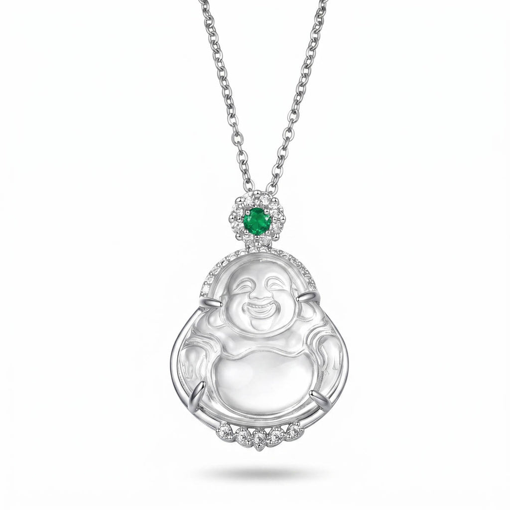 Silberfarbene Halskette mit lachendem Buddha-Anhänger und einem kleinen, grünen Zirkonia-Akzent, Hauptfoto.
