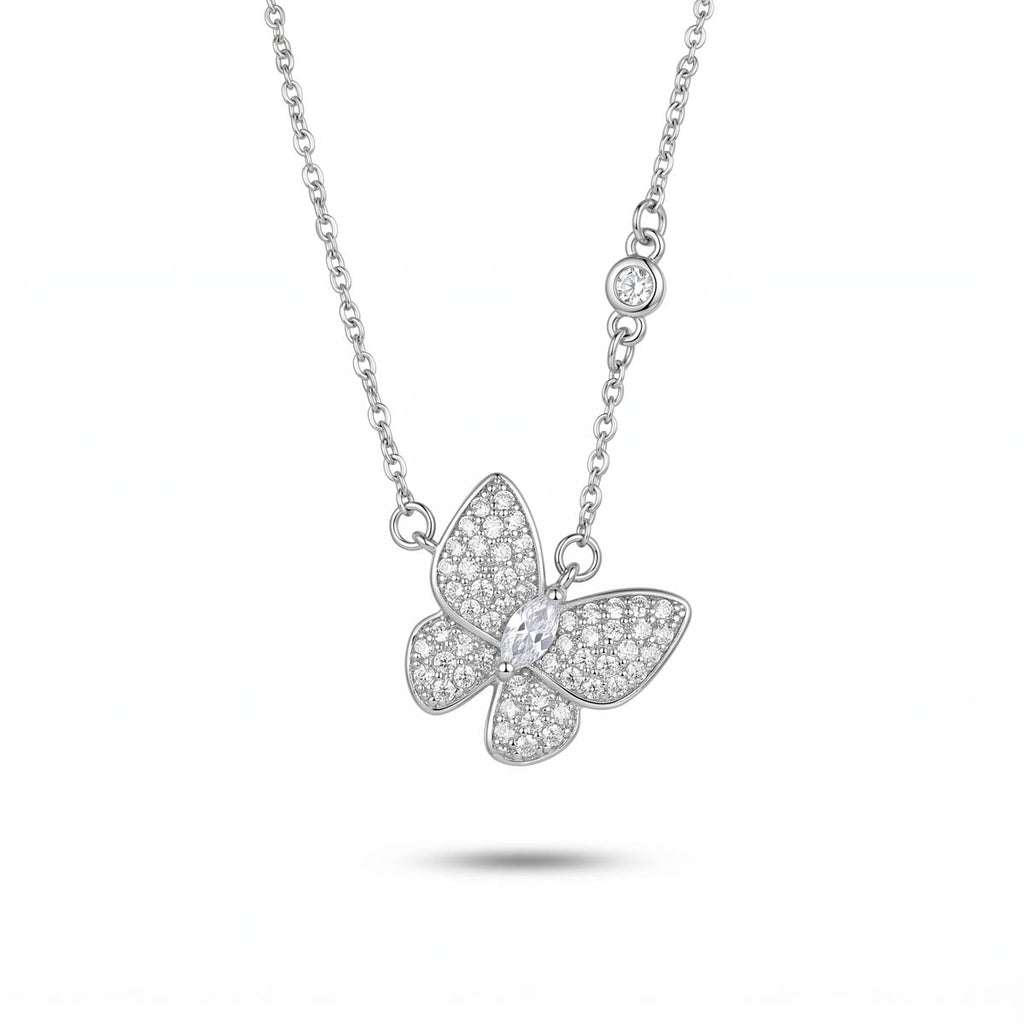 Filigrane silberfarbene Kette mit elegantem, voll besetztem Zirkonia-Schmetterlings-Anhänger, Hauptfoto.