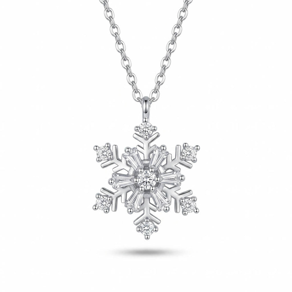 Silberfarbene Halskette mit filigranem Schneeflocken-Anhänger aus funkelnden Zirkonia-Steinen, Hauptfoto.