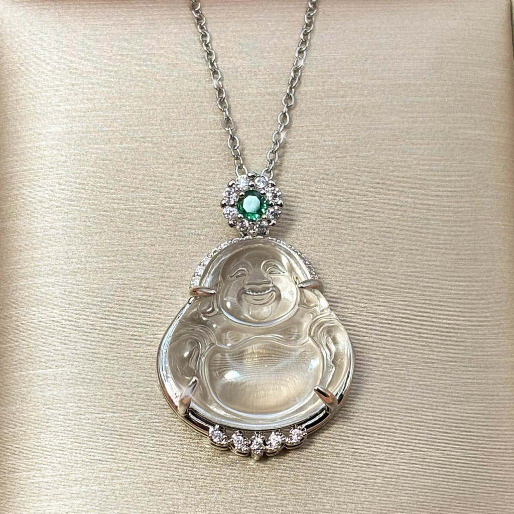 Silberfarbene Halskette mit lachendem Buddha-Anhänger und einem kleinen, grünen Zirkonia-Akzent, Vorderansicht.