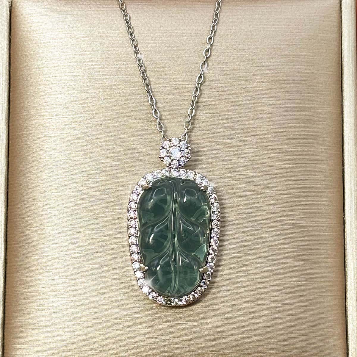 Silberfarbene Kette mit ovalem, grünem Blatt-Anhänger und glitzerndem Zirkonia-Rahmen, Nahaufnahme