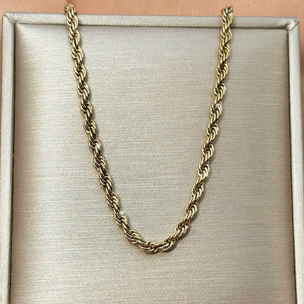 Goldfarbene Damen-Halskette aus Edelstahl mit einer elegant gedrehten Kordelketten-Struktur, Produktfoto