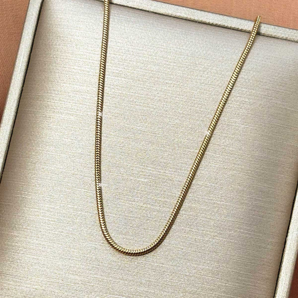 Goldfarbene Edelstahl-Halskette für Damen im minimalistischen, glatten Schlangenketten-Design, Produktfoto