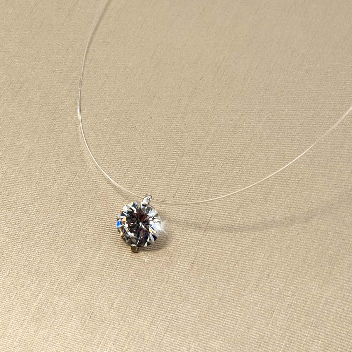 Transparente Halskette mit einem großen, funkelnden Solitär-Zirkonia-Stein in silberfarbener Fassung, Vorderansicht