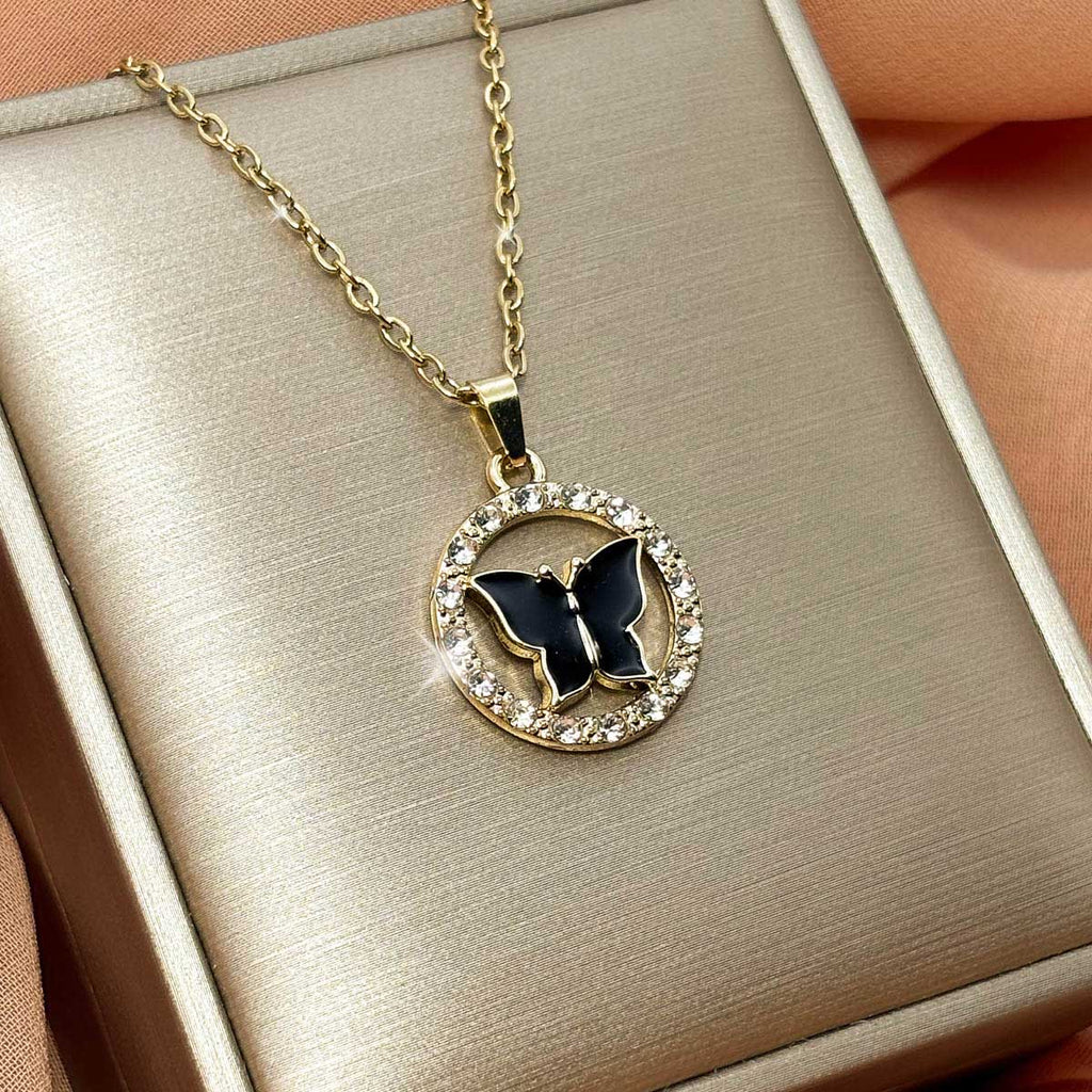Goldfarbene Edelstahl-Halskette für Damen mit einer runden, zirkoniabesetzten Plakette und schwarzem Schmetterlings-Motiv, Produktfoto