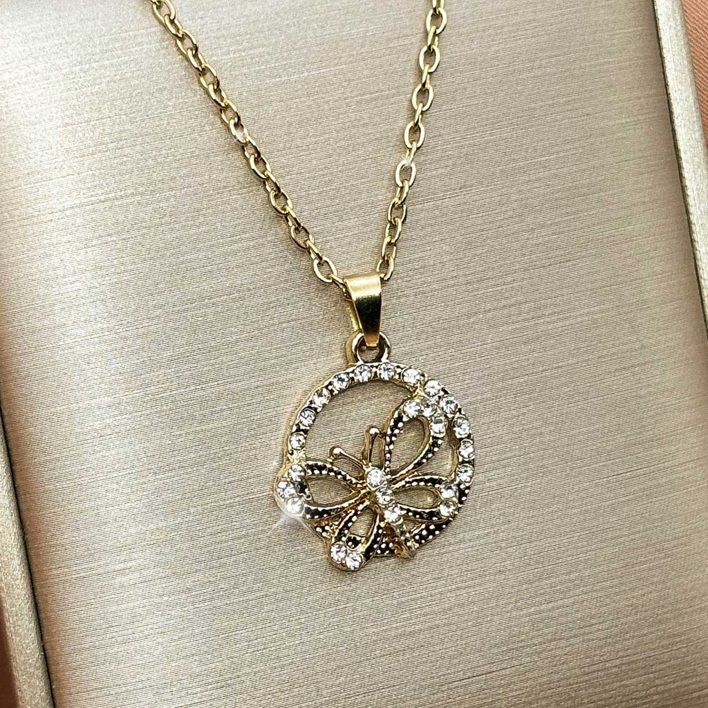 Goldfarbene Damen-Halskette aus Edelstahl mit einer runden, zirkoniabesetzten Plakette und integriertem Schmetterling-Motiv, Produktfoto