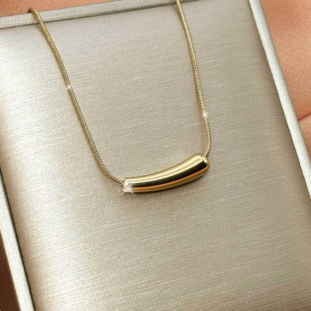 Goldfarbene Edelstahl-Halskette für Damen an feiner Schlangenkette mit einem minimalistisch gebogenen Stab-Element, Produktfoto