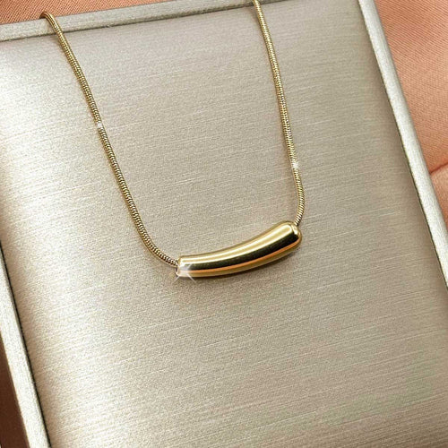 Goldfarbene Edelstahl-Halskette für Damen an feiner Schlangenkette mit einem minimalistisch gebogenen Stab-Element, Produktfoto