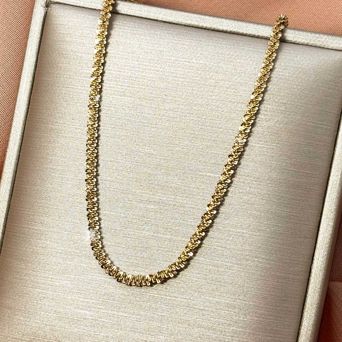 Goldenfarbene Kette