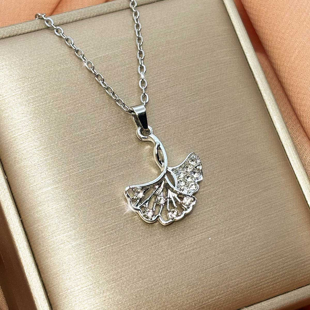 Silberfarbene Edelstahl-Halskette für Damen mit einem elegant gefächerten Ginkgoblatt-Anhänger und feinem Zirkonia-Besatz, Produktfoto