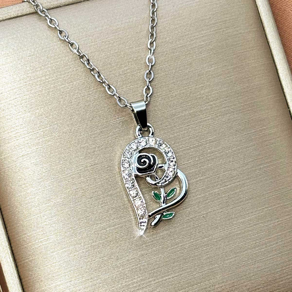 Silberfarbene Damen-Halskette aus Edelstahl mit einem geschwungenen Herz-Anhänger, verziert mit einer kleinen Rose und Zirkonia, Produktfoto.