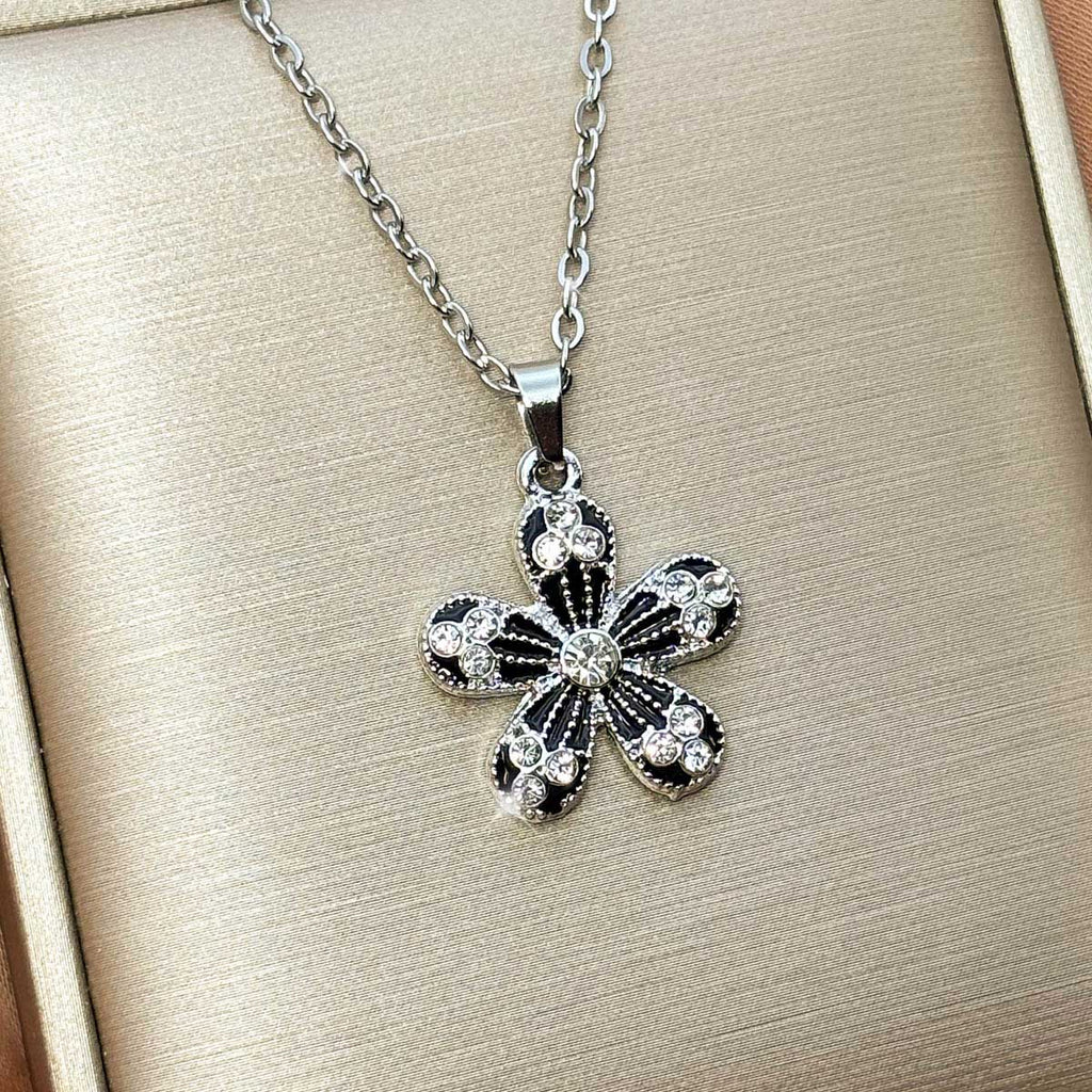 ilberfarbene Damen-Halskette aus Edelstahl mit einem Blumen-Anhänger aus schwarzen Elementen und Zirkonia-Besatz, Produktfoto