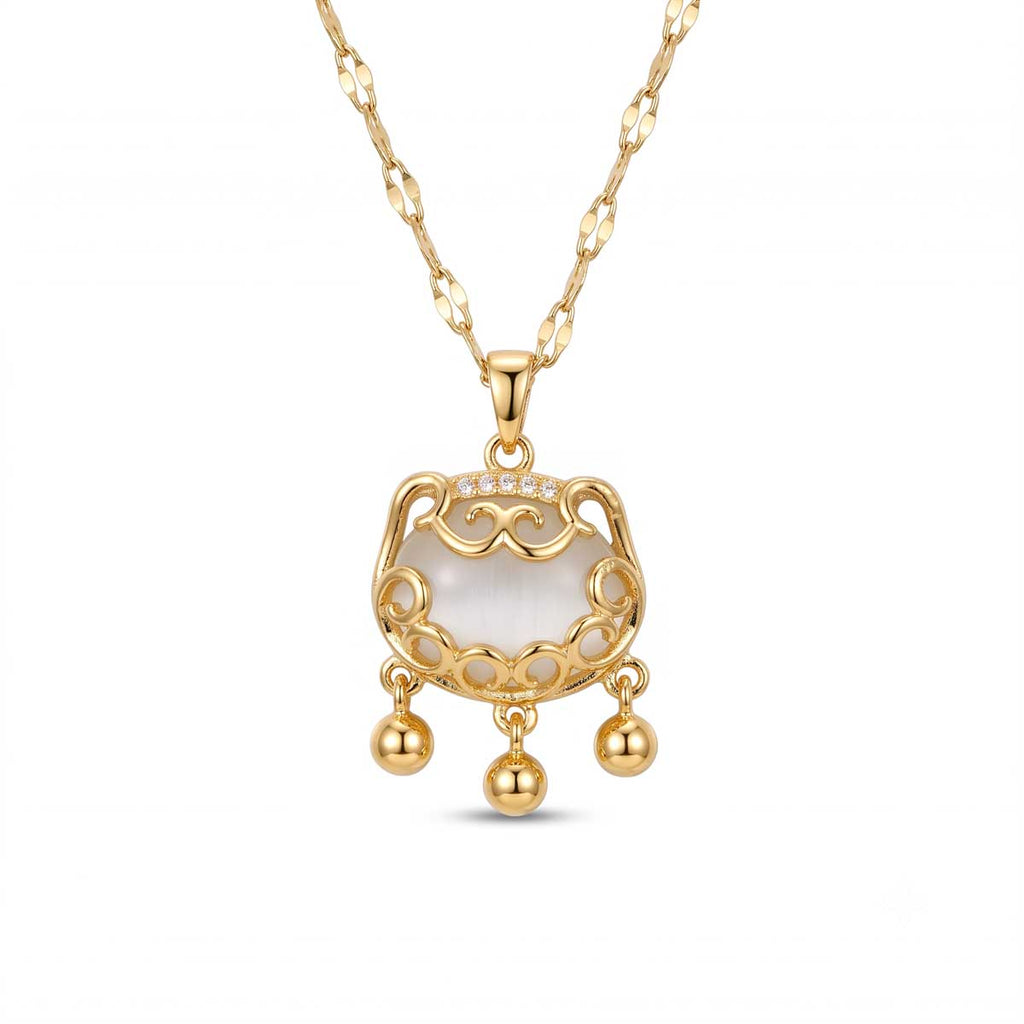 Goldfarbene Edelstahl Katzen-Halskette für Damen mit einer verzierten Plakette im asiatischen Schloss-Design und kleinen Hänge-Charms, Hauptfoto.