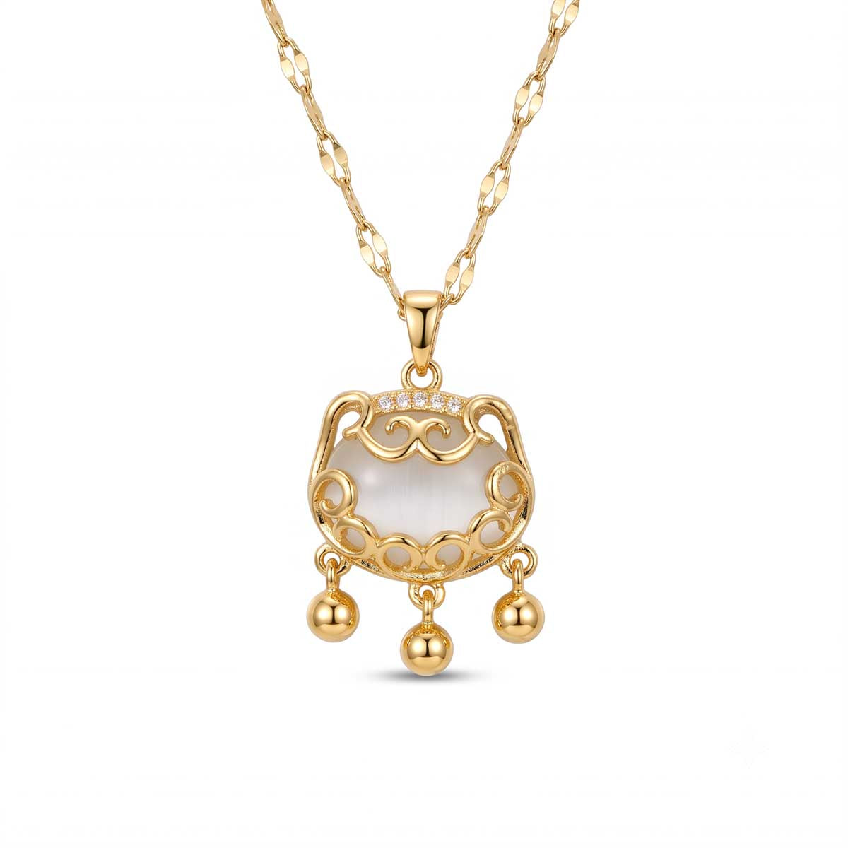 Goldfarbene Edelstahl Katzen-Halskette für Damen mit einer verzierten Plakette im asiatischen Schloss-Design und kleinen Hänge-Charms, Hauptfoto.