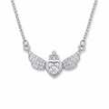 Silberfarbene Edelstahl-Halskette für Damen im Collier-Stil mit einem zentralen Herz-Zirkonia, umrahmt von weit ausgestreckten Engelsflügeln, Hauptfoto.