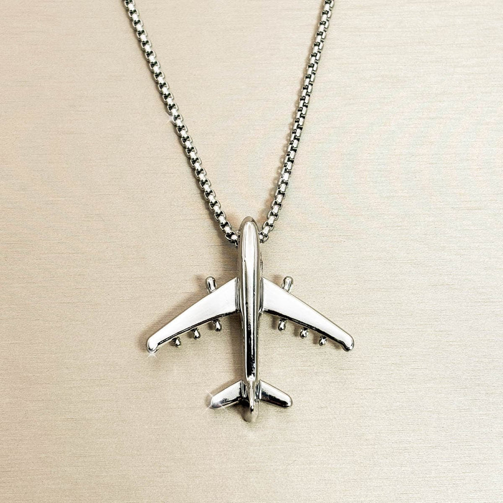 Herren-Halskette aus Edelstahl in Silber mit minimalistischem Flugzeug-Anhänger, Nahaufnahme. 