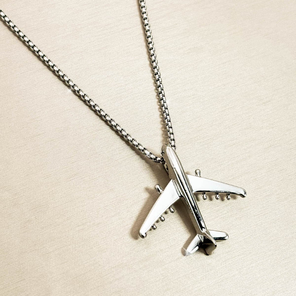 Herren-Halskette aus Edelstahl in Silber mit minimalistischem Flugzeug-Anhänger, Nahaufnahme von rechts.