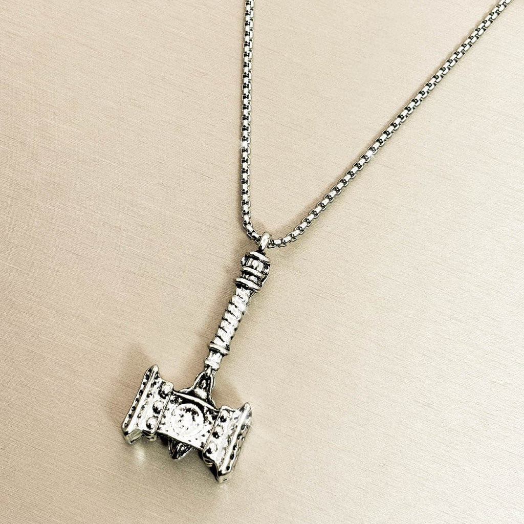 Silberfarbene Edelstahl-Herrenkette mit detailreichem Thors-Hammer-Anhänger, Nahaufnahme links.