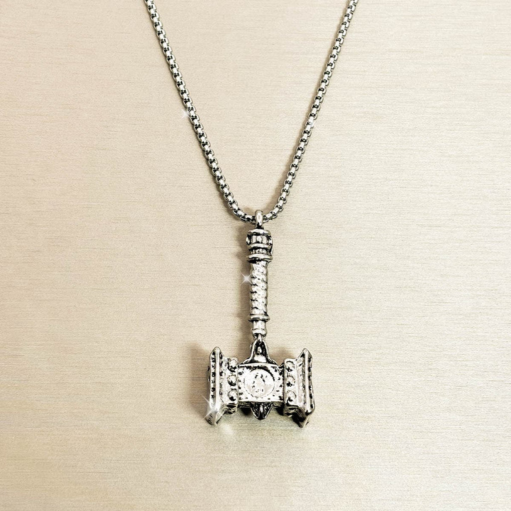 Silberfarbene Edelstahl-Herrenkette mit detailreichem Thors-Hammer-Anhänger, Nahaufnahme.