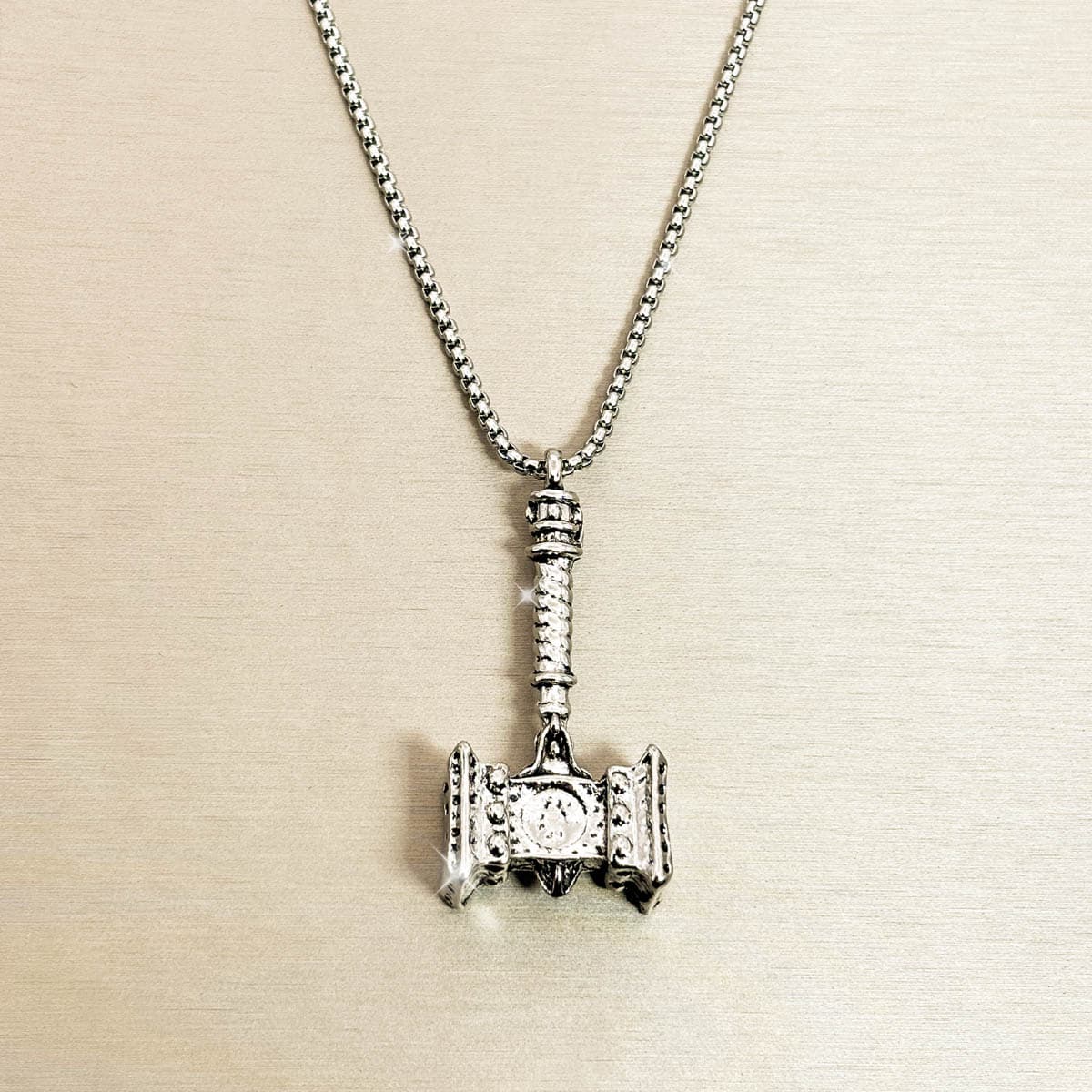 Silberfarbene Edelstahl-Herrenkette mit detailreichem Thors-Hammer-Anhänger, Nahaufnahme.
