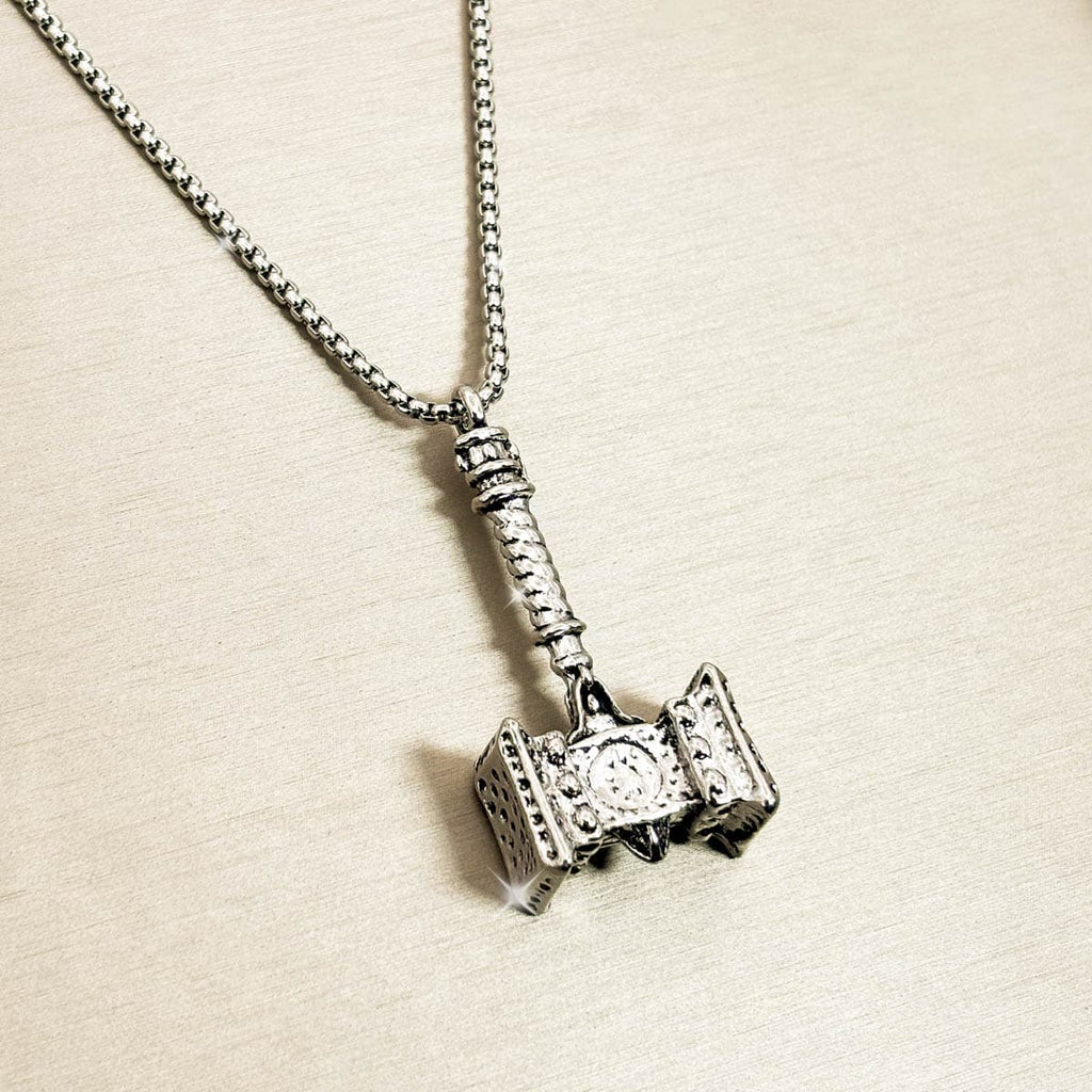 Silberfarbene Edelstahl-Herrenkette mit detailreichem Thors-Hammer-Anhänger, von links.